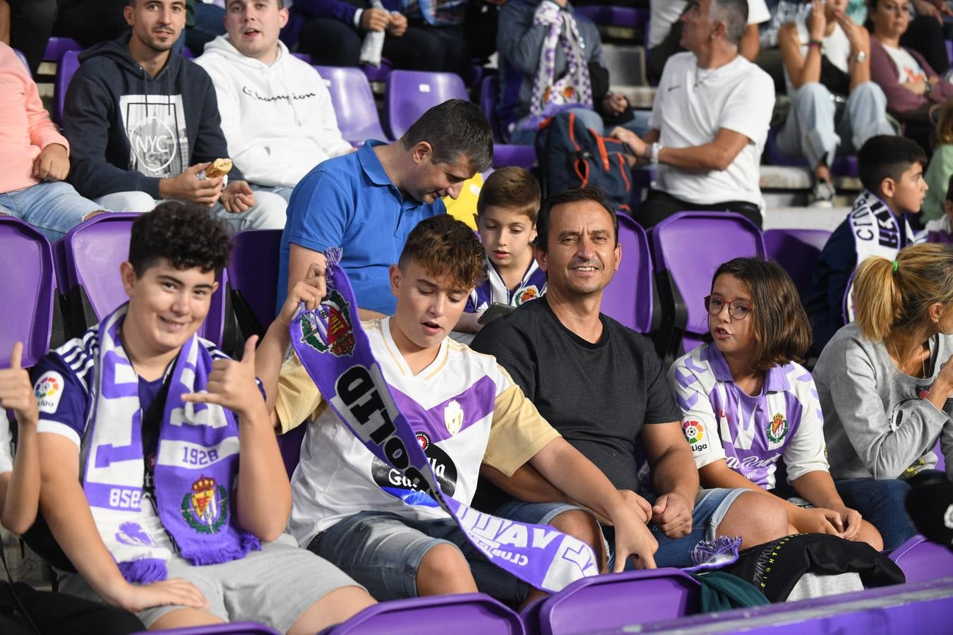 Fotos: Búscate en las fotos de la grada del Real Valladolid-Cádiz (4/4)