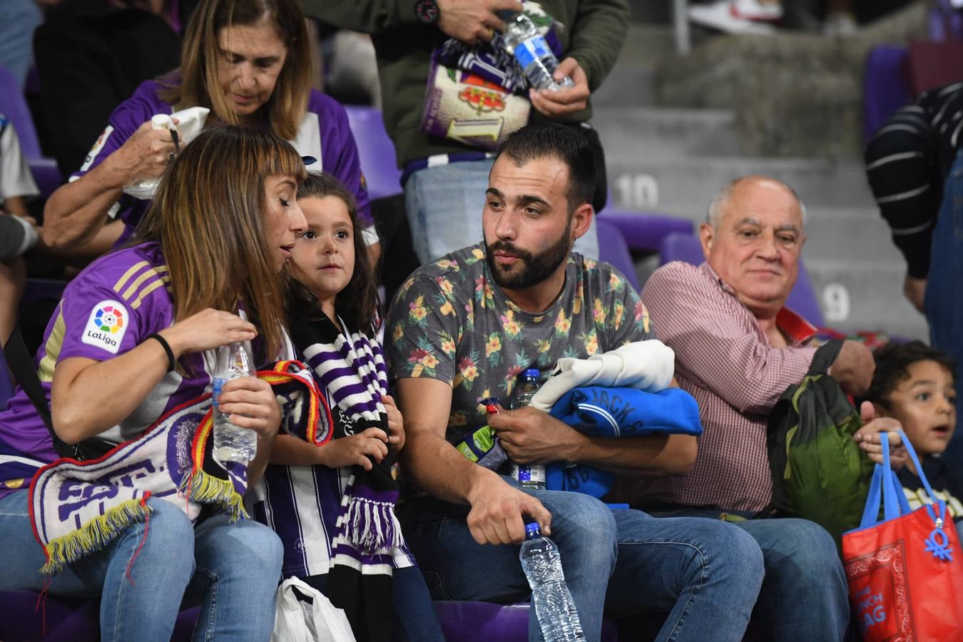 Fotos: Búscate en las fotos de la grada del Real Valladolid-Cádiz (4/4)