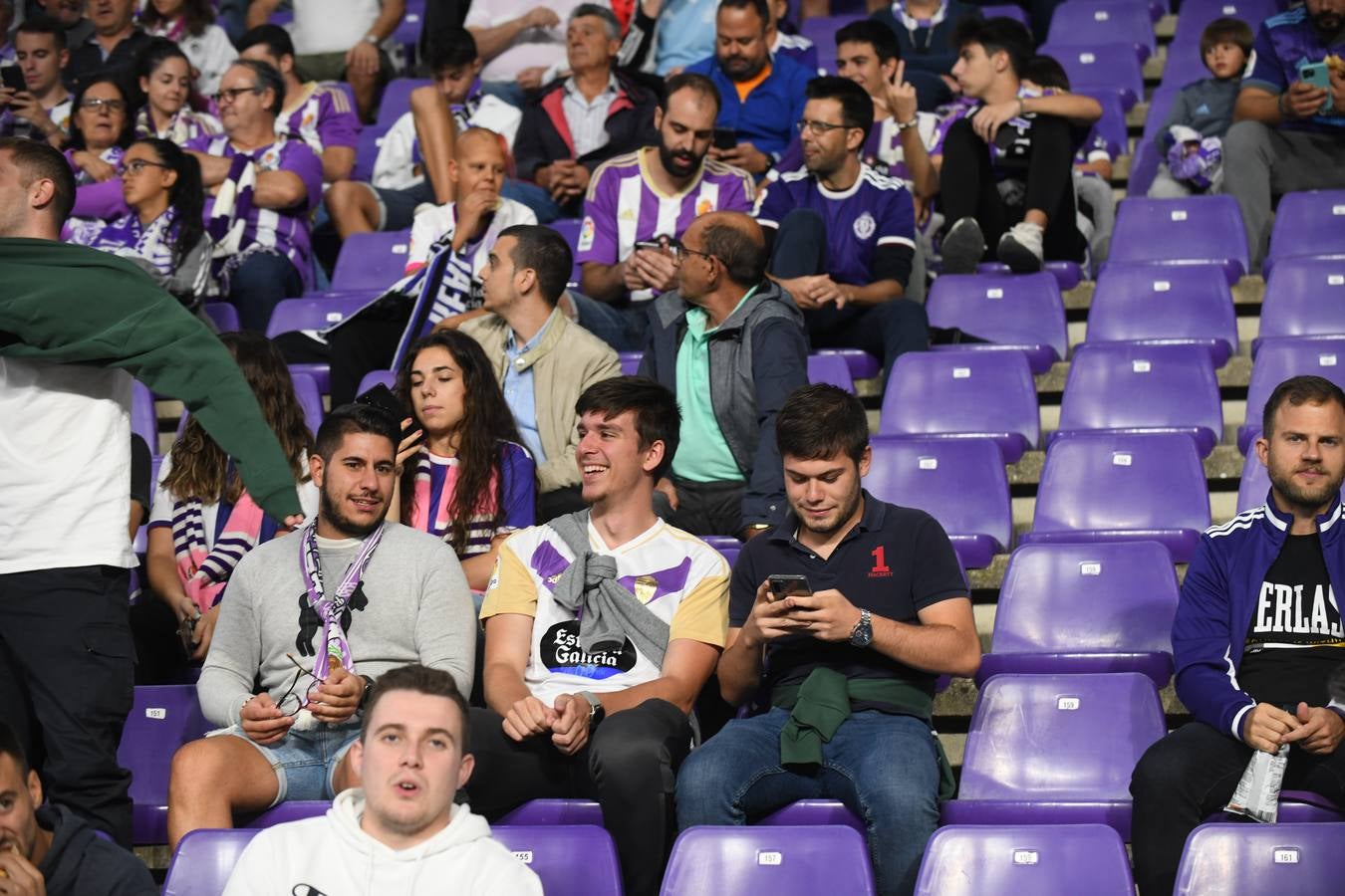 Fotos: Búscate en las fotos de la grada del Real Valladolid-Cádiz (4/4)