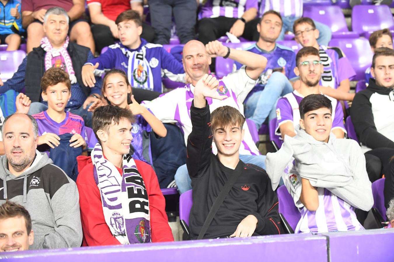 Fotos: Búscate en las fotos de la grada del Real Valladolid-Cádiz (4/4)