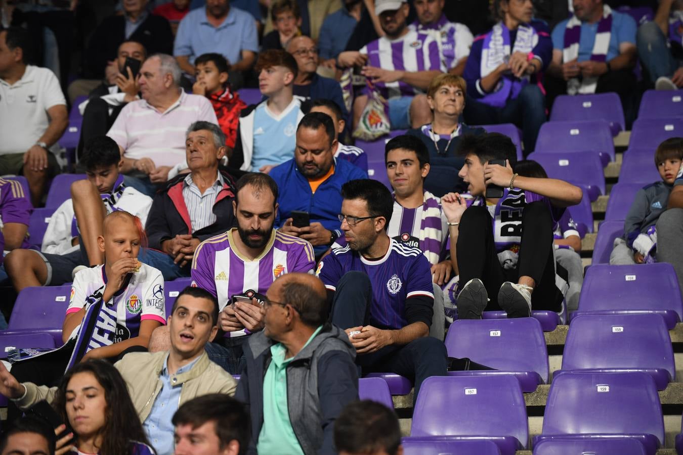 Fotos: Búscate en las fotos de la grada del Real Valladolid-Cádiz (4/4)