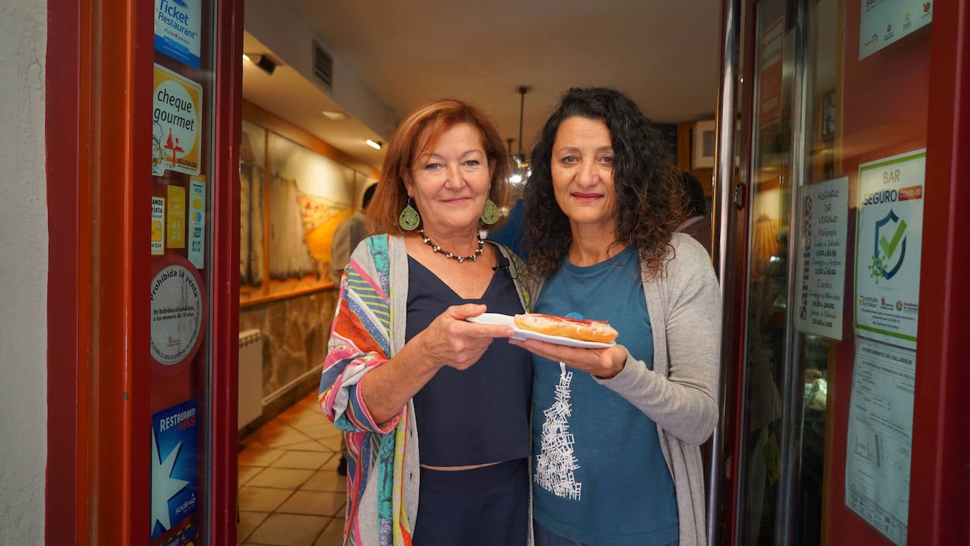 Las hermanas Reina y Mari Luz Gutiérrez y su tradicional Miguelito 