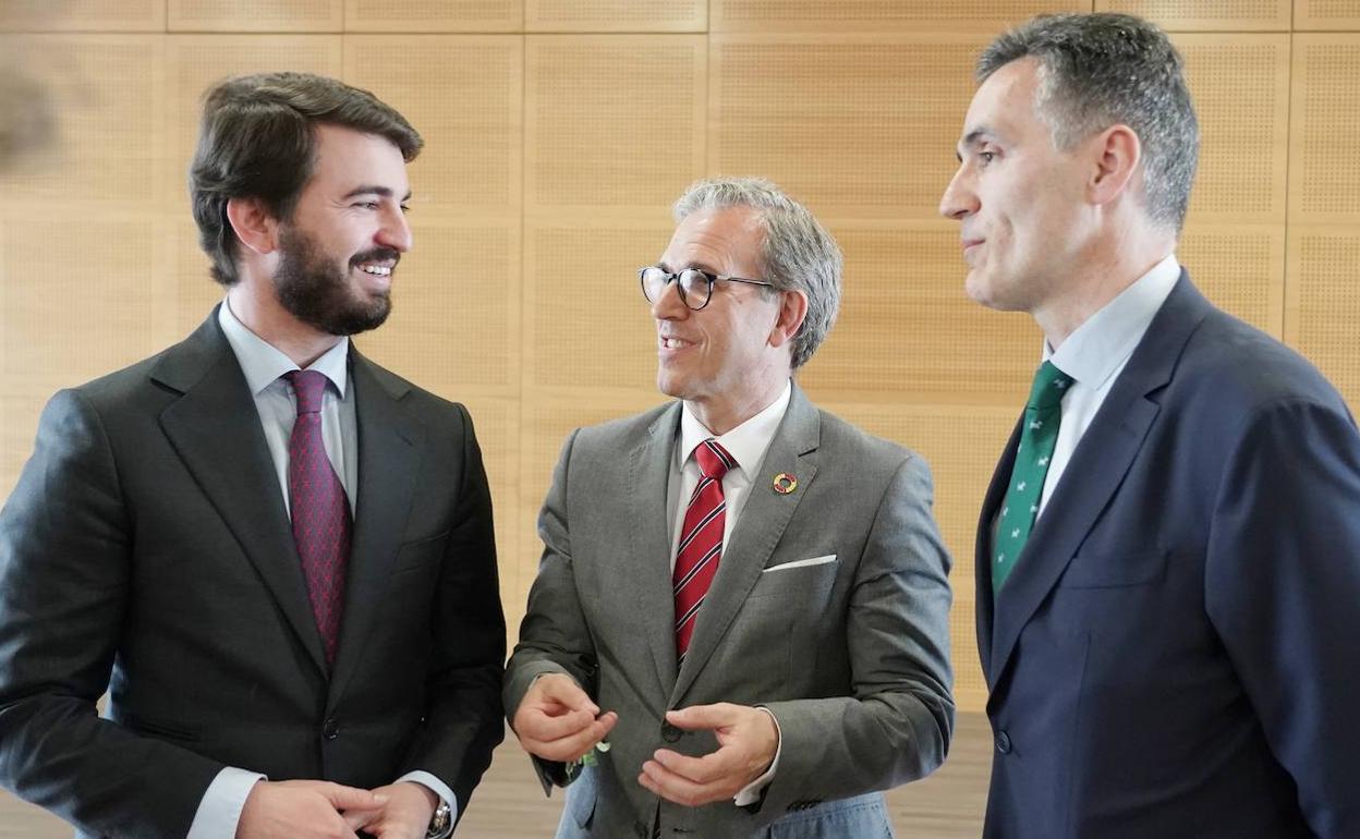 Juan García-Gallardo conversa con Óscar Villanueva, en presencia del consejero Mariano Veganzones. 