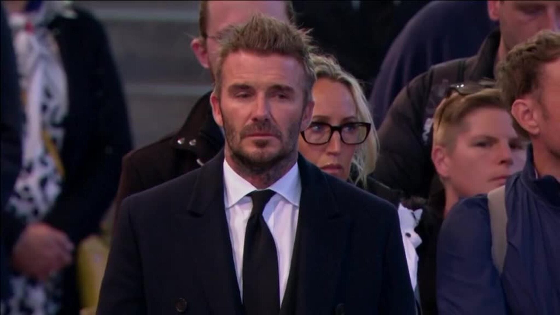 David Beckham presenta sus respetos a la reina Isabel II tras guardar 13 horas de cola