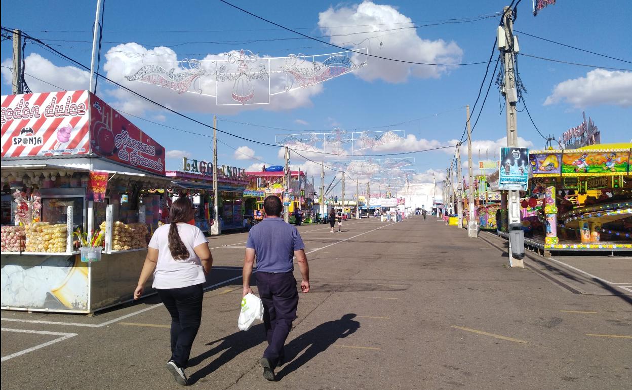 Dos personas recorren una calle del recinto ferial de La Aldehuela.