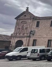 Imagen secundaria 2 - Arriba, el maestro Asador Raúl Romero en plena faena en el horno; abajo, el pasadizo del Duque de Lerma y una de las igleias de Lerma. 