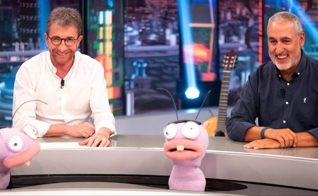 Pablo Motos y Jorge Salvador, con las hormigas, protagonistas de 'El Hormiguero'. 
