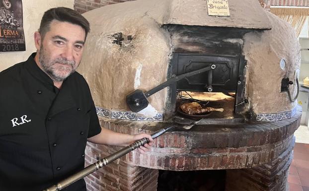 Imagen principal - Arriba, el maestro Asador Raúl Romero en plena faena en el horno; abajo, el pasadizo del Duque de Lerma y una de las igleias de Lerma. 