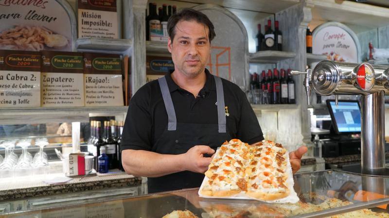 Raúl Blanco, gerente del Jero y sus tostas 'Misión Imposible', elaboradas con pan de Valladolid 