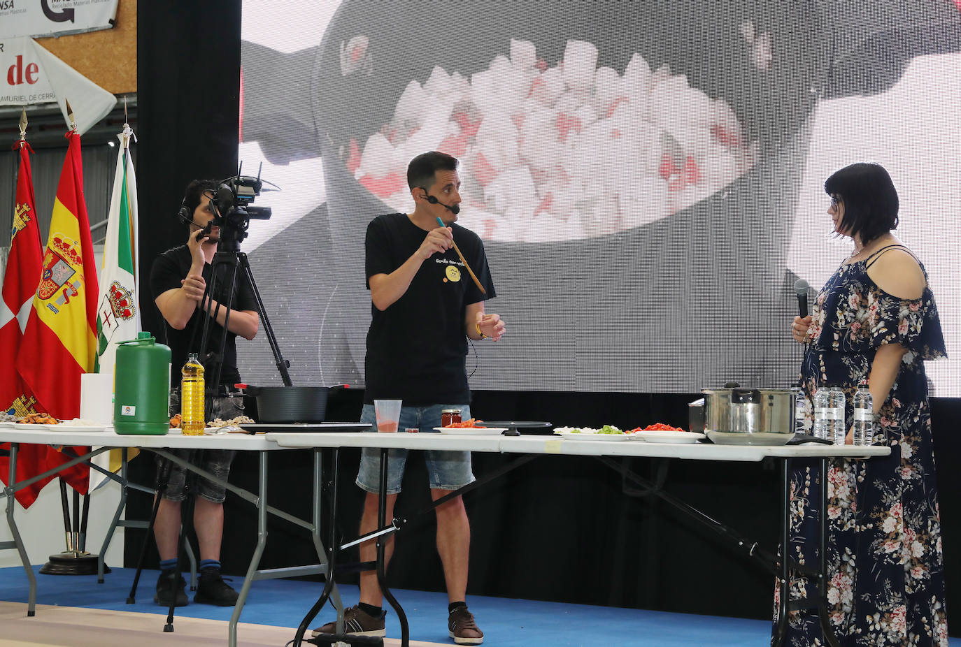 El cocinero y comunicador deleita a los espectadores preparando un arroz meloso del senyoret en directo