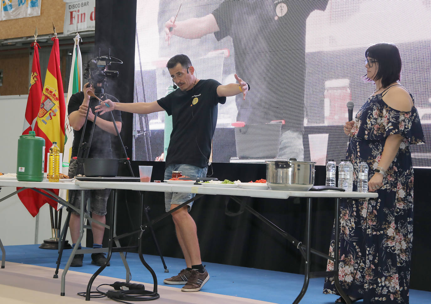 El cocinero y comunicador deleita a los espectadores preparando un arroz meloso del senyoret en directo