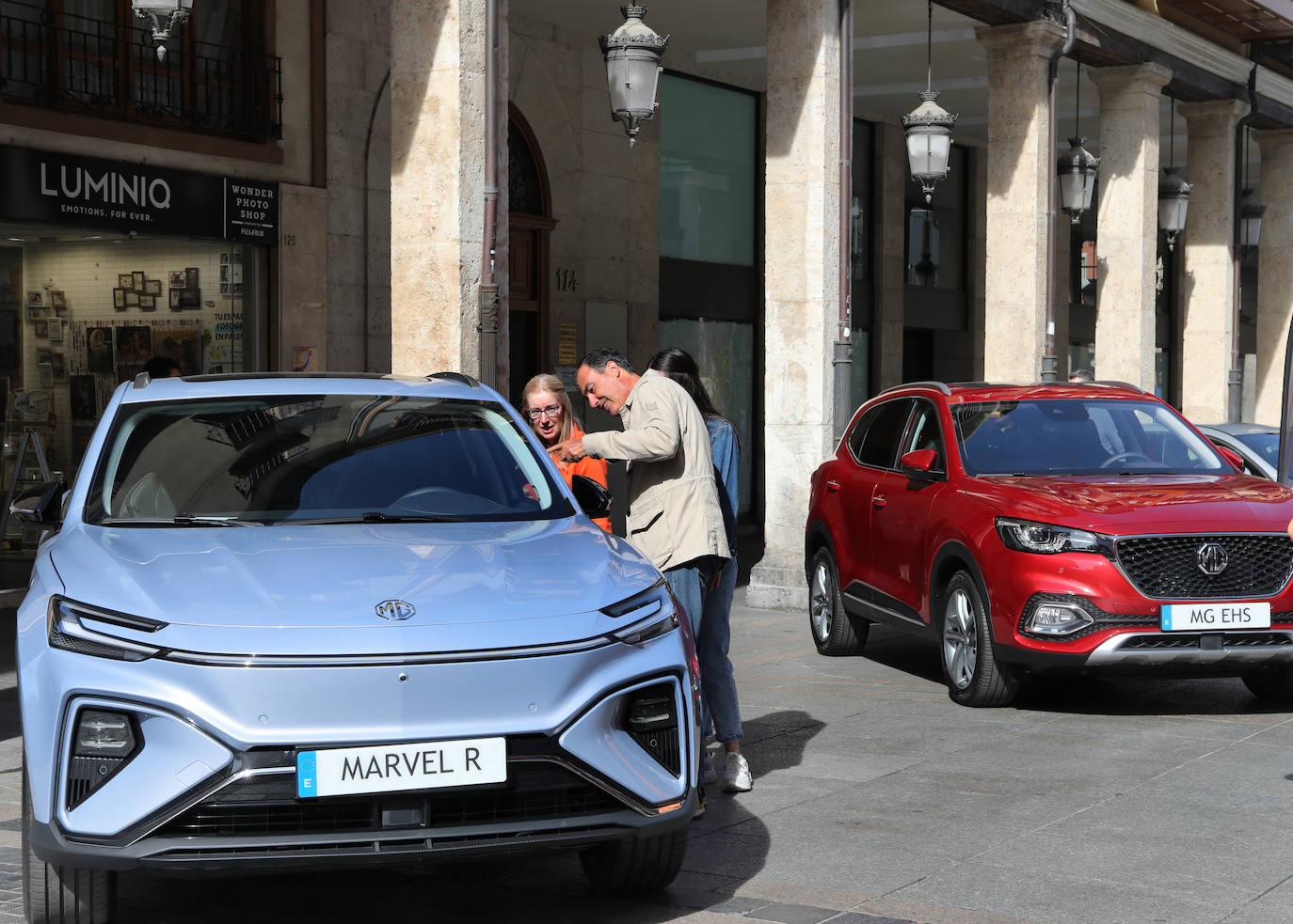 Veinte empresas muestran sus vehículos cero emisiones en el Parque del Salón y en la Calle Mayor para concienciar a los palentinos de la necesidad de cuidar el planeta