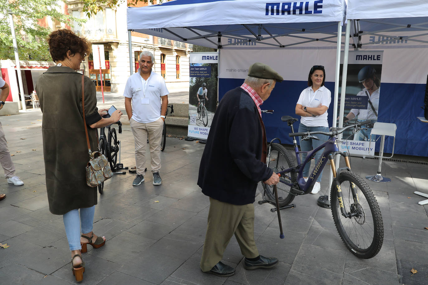 Veinte empresas muestran sus vehículos cero emisiones en el Parque del Salón y en la Calle Mayor para concienciar a los palentinos de la necesidad de cuidar el planeta