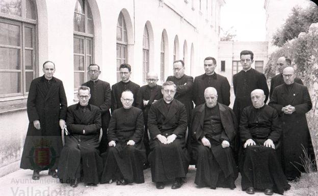 Imagen principal - Sacerdotes del Cristo Rey en los años 60 y escolares de ese centro en una representación teatral y en el comedor en los 40. La Enciclopedia Álvarez, con la que estudió el autor del artículo y que todavía conserva.