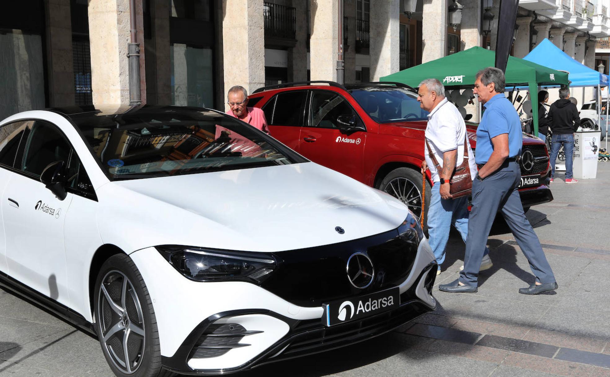 Varias personas observan este sábado un modelo de Mercedes en la Calle Mayor. 