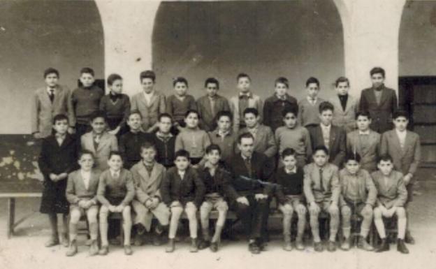 La clase de Paco, con el profesor en el centro, en el año 1955. Él es el cuarto por la derecha en la fila de arriba.