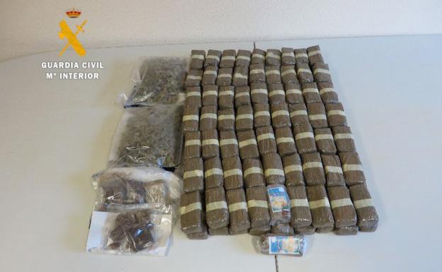 La Guardia Civil intercepta 13 kilogramos de hachís. 