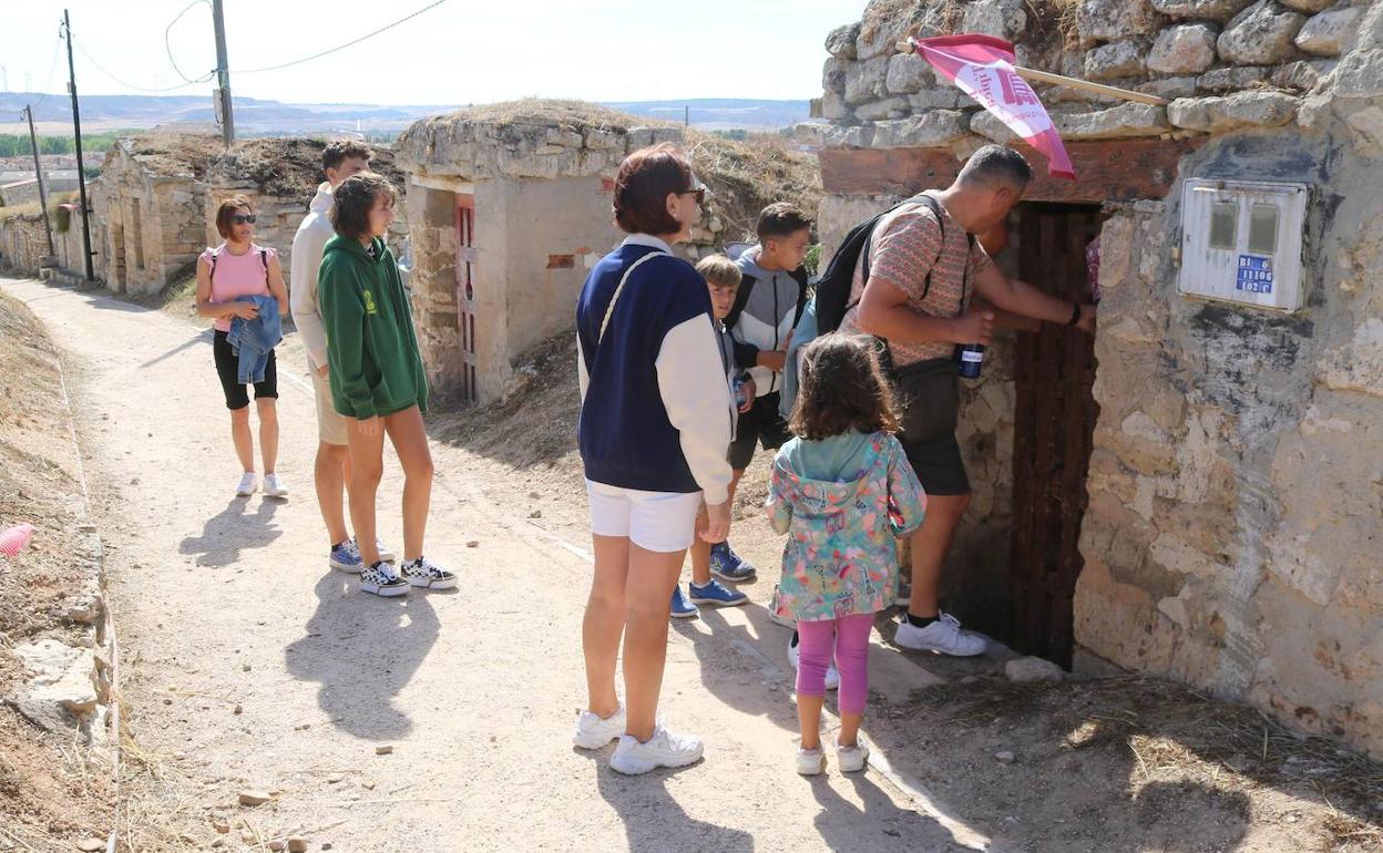 Visitantes entran este sábado en una de las bodegas de Torquemada.