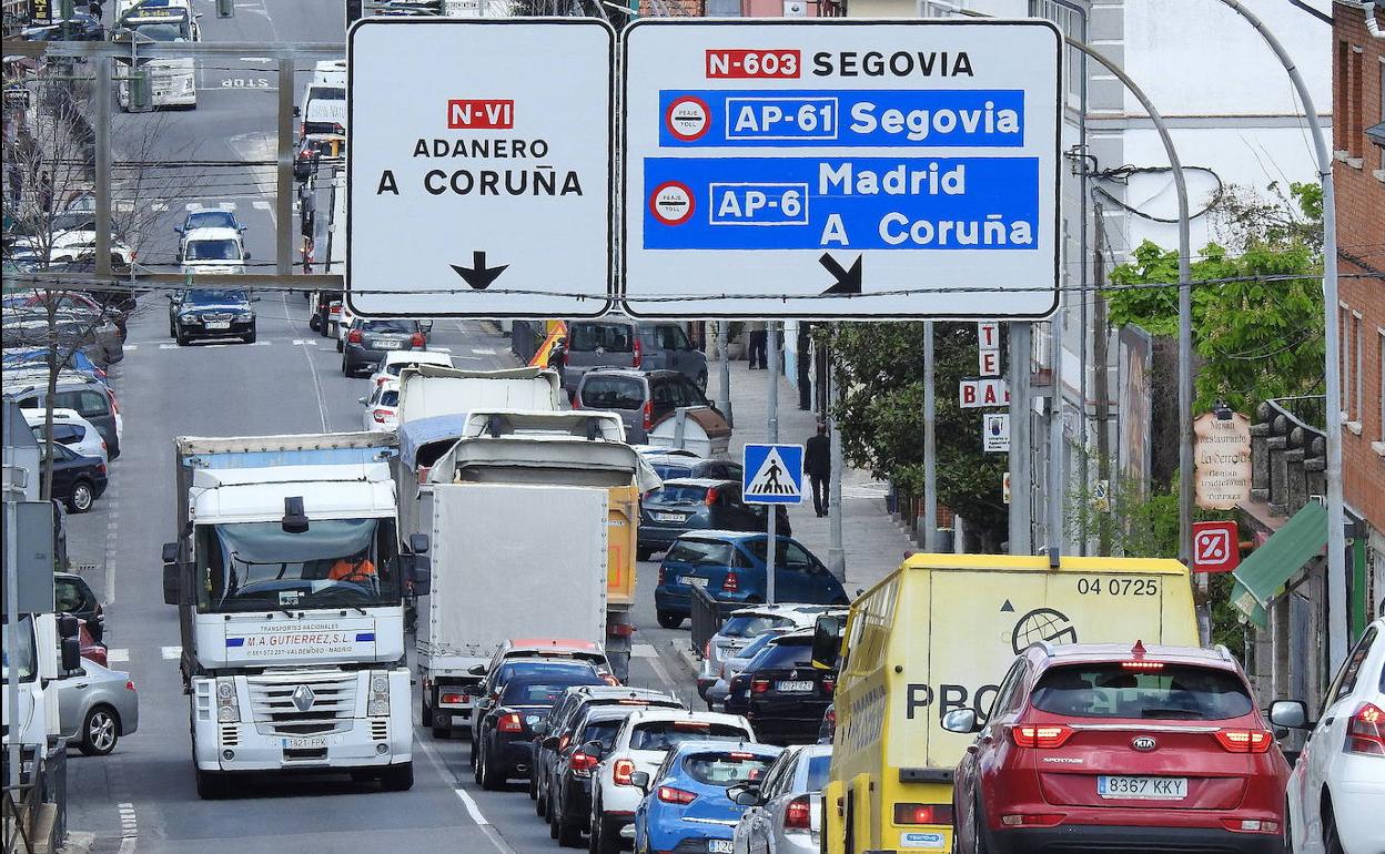 Decenas de vehículos atraviesan la travesía de San Rafael, en la N-VI.