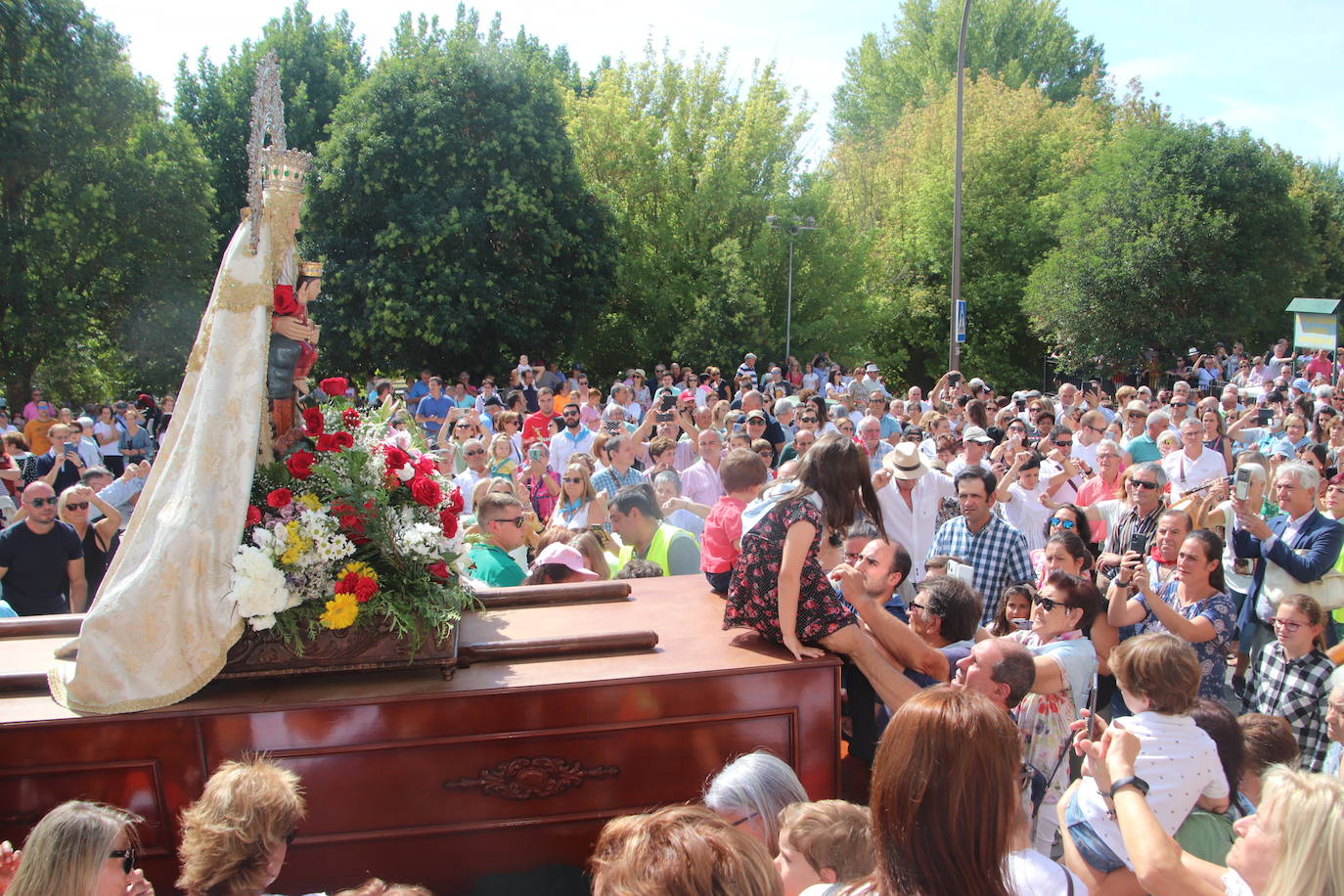 Miles de personas, este domingo en la romería de la Virgen del Henar.