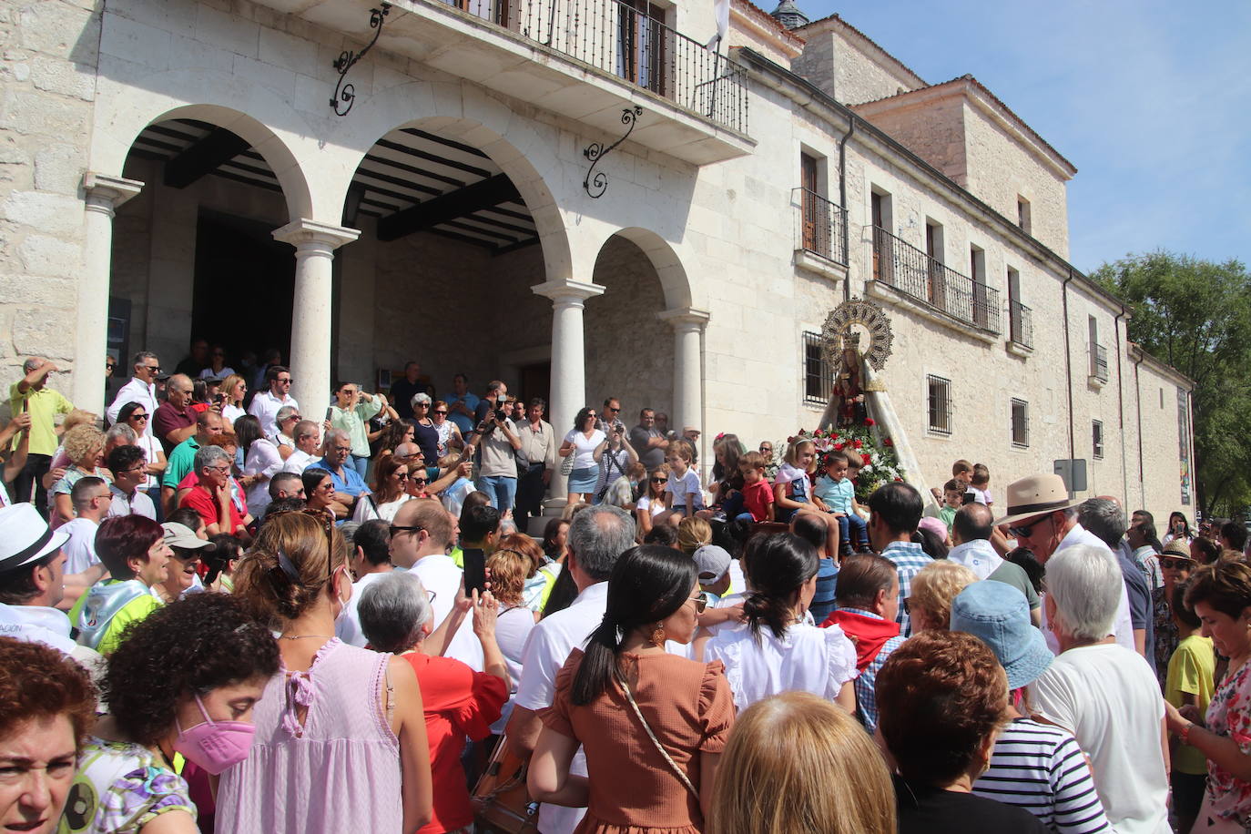 Miles de personas, este domingo en la romería de la Virgen del Henar.