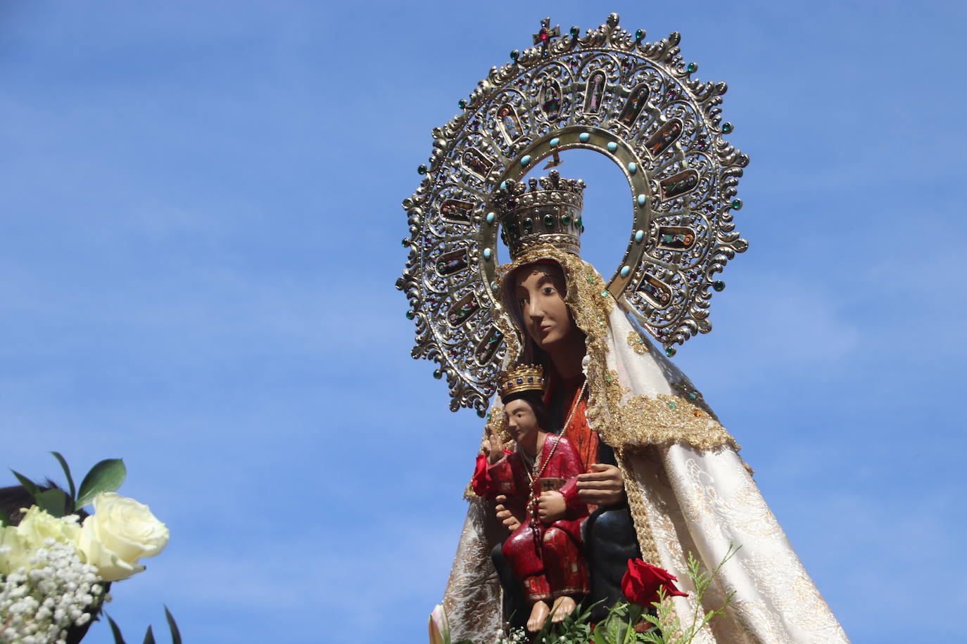 Miles de personas, este domingo en la romería de la Virgen del Henar.