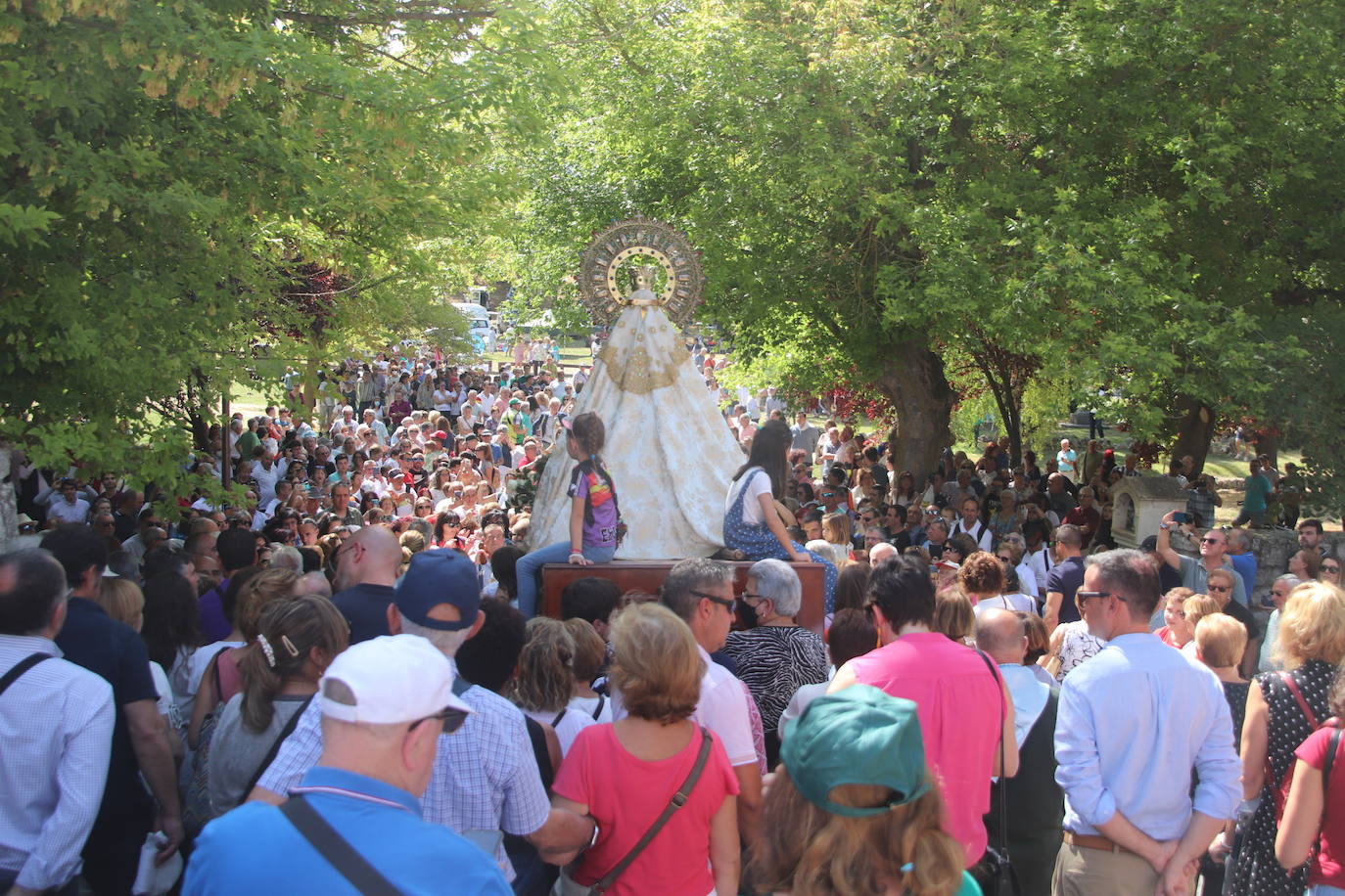 Miles de personas, este domingo en la romería de la Virgen del Henar.