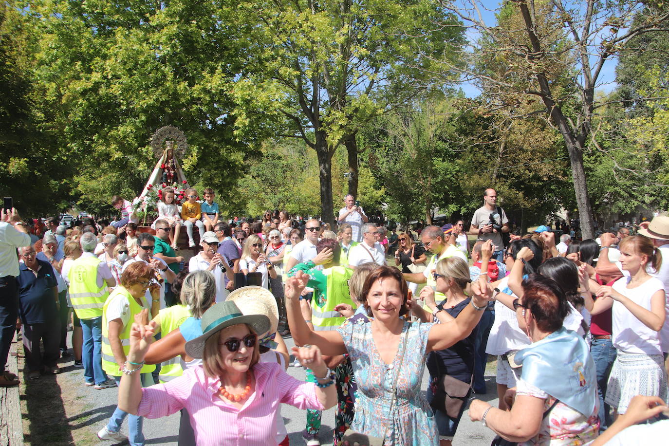 Miles de personas, este domingo en la romería de la Virgen del Henar.