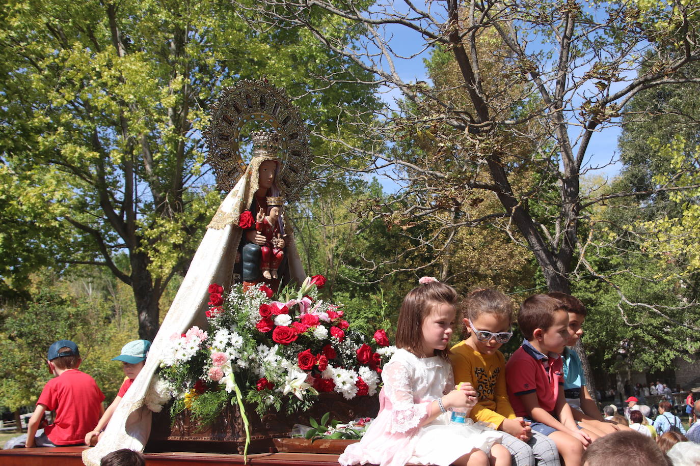 Miles de personas, este domingo en la romería de la Virgen del Henar.
