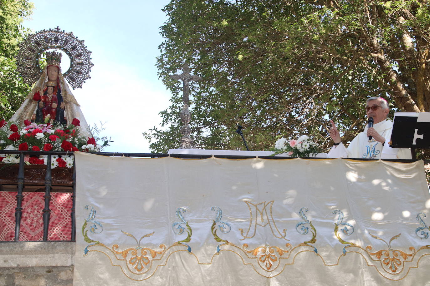 Miles de personas, este domingo en la romería de la Virgen del Henar.