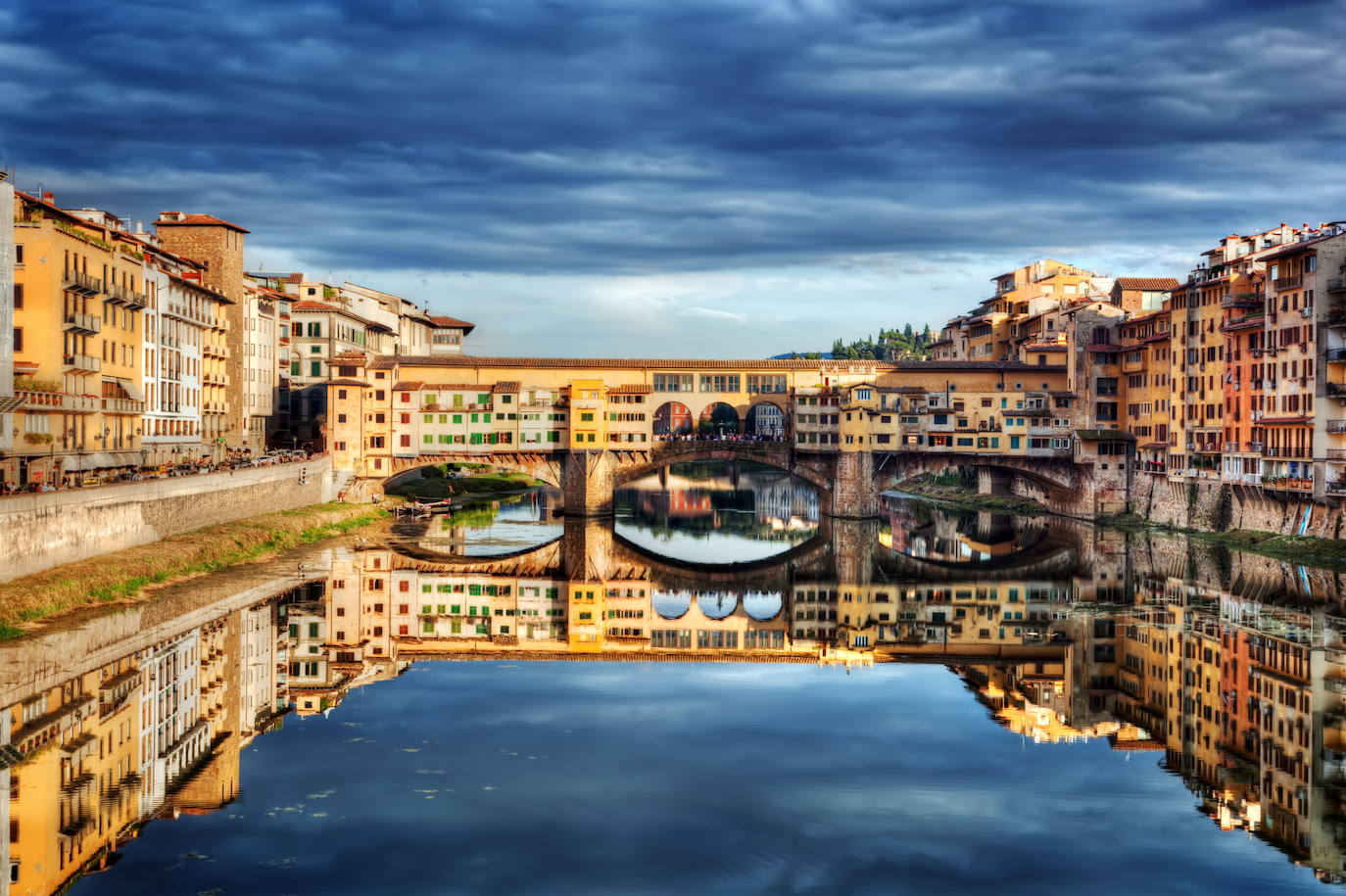 Florencia. Su puente Vecchio fue el único que los nazis no dinamitaron durante la Segunda Guerra Mundial. 