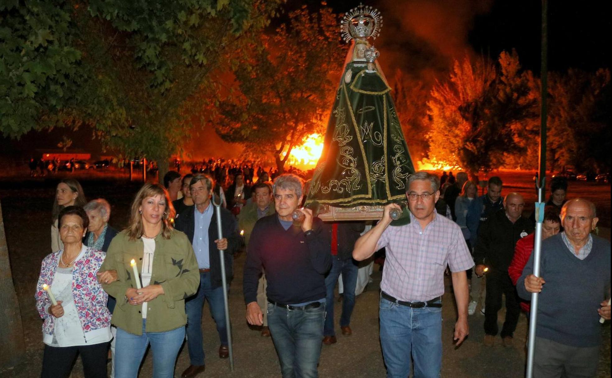 Procesión de la Virgen de Allende el Río entre las hogueras en Palenzuela.