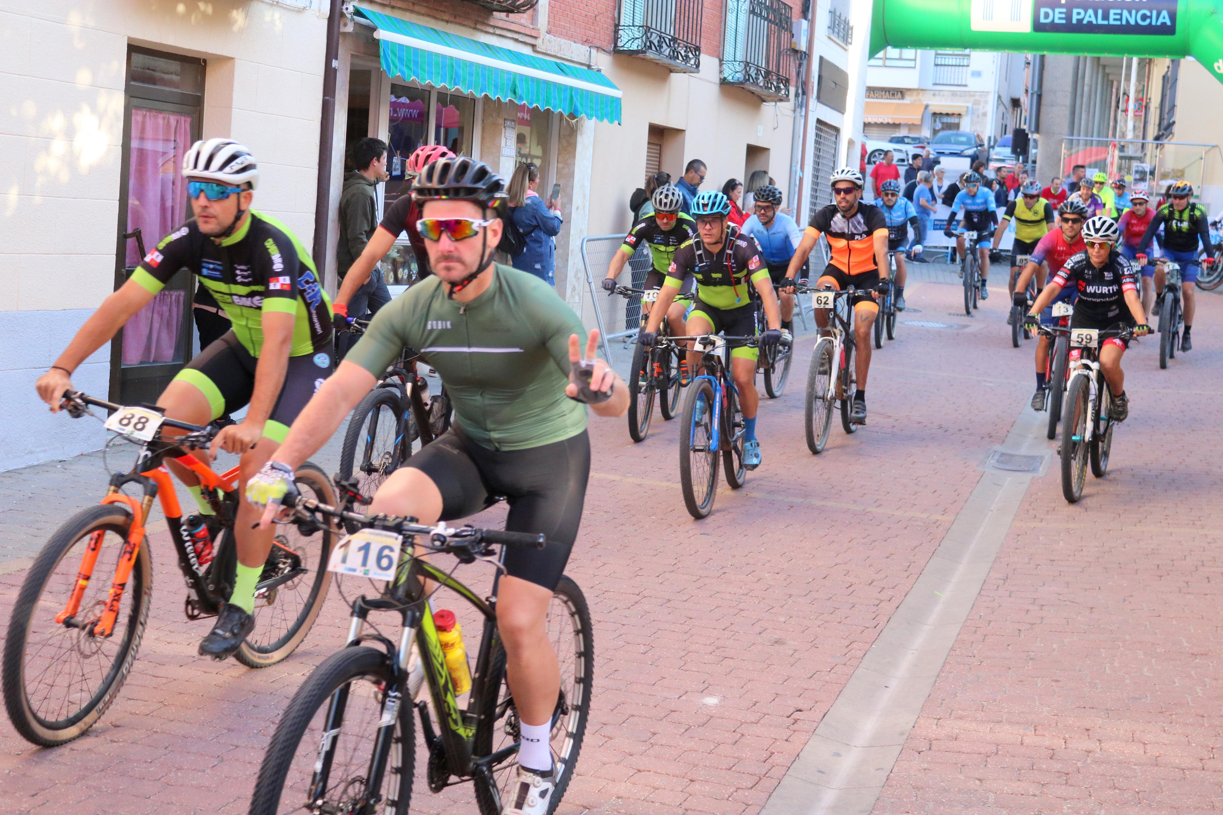 La VII Marcha Cicloturista 'Valles del Cerrato' congregó a más de un centenar de ciclistas