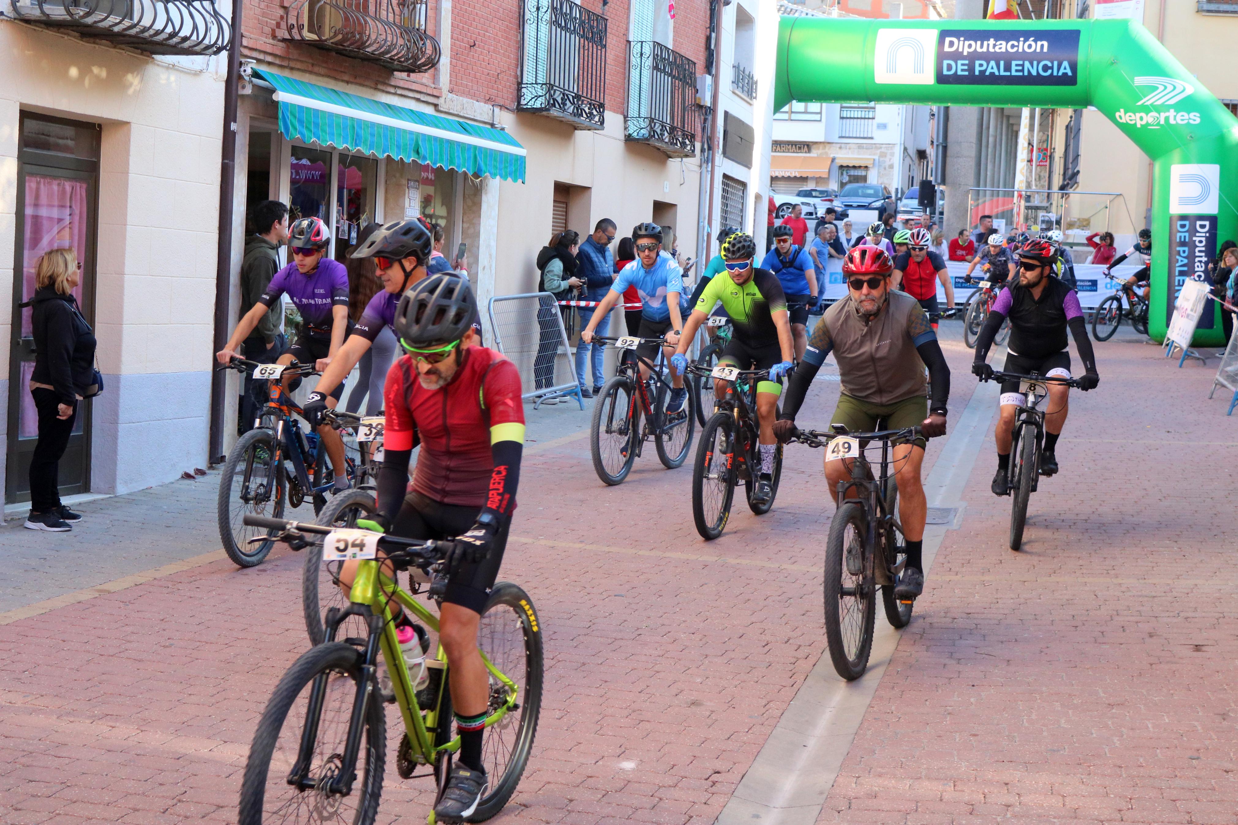 La VII Marcha Cicloturista 'Valles del Cerrato' congregó a más de un centenar de ciclistas