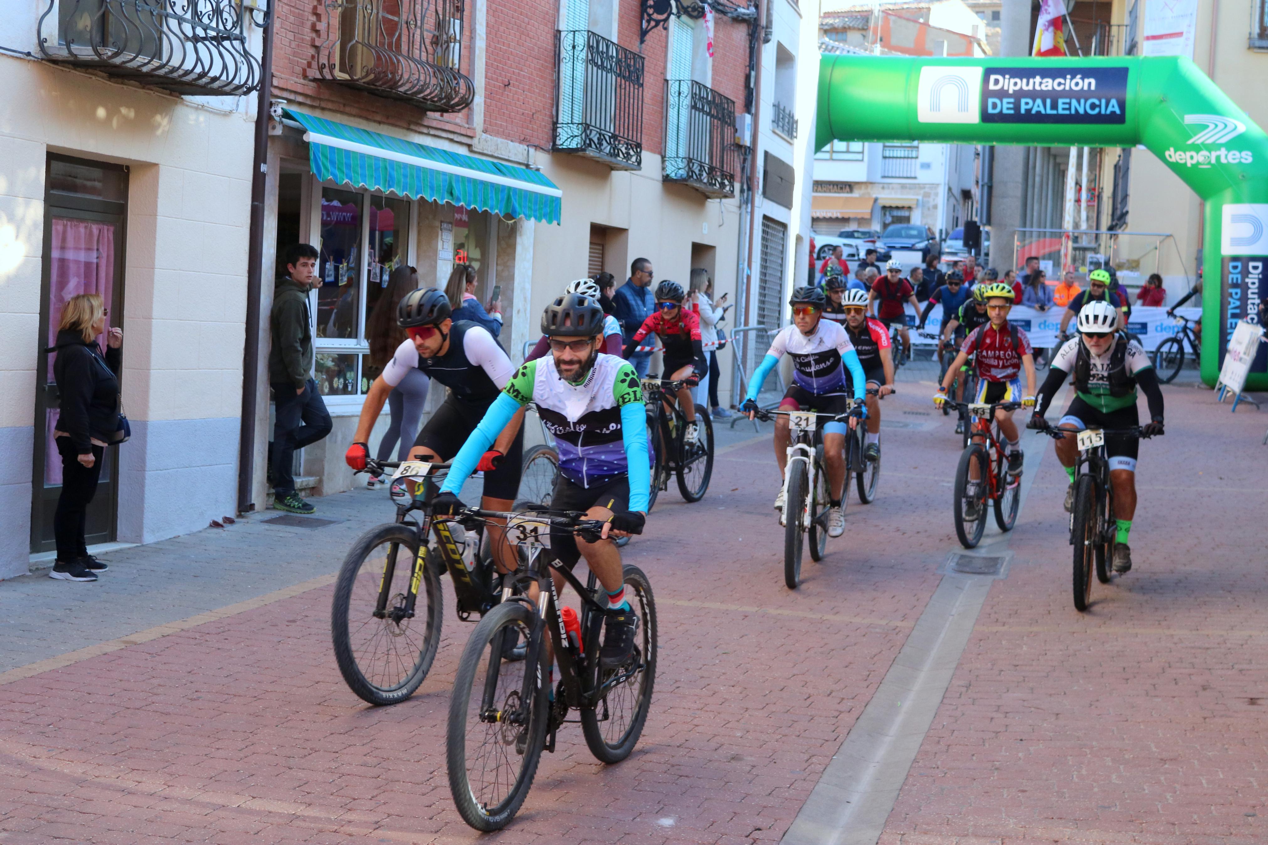 La VII Marcha Cicloturista 'Valles del Cerrato' congregó a más de un centenar de ciclistas