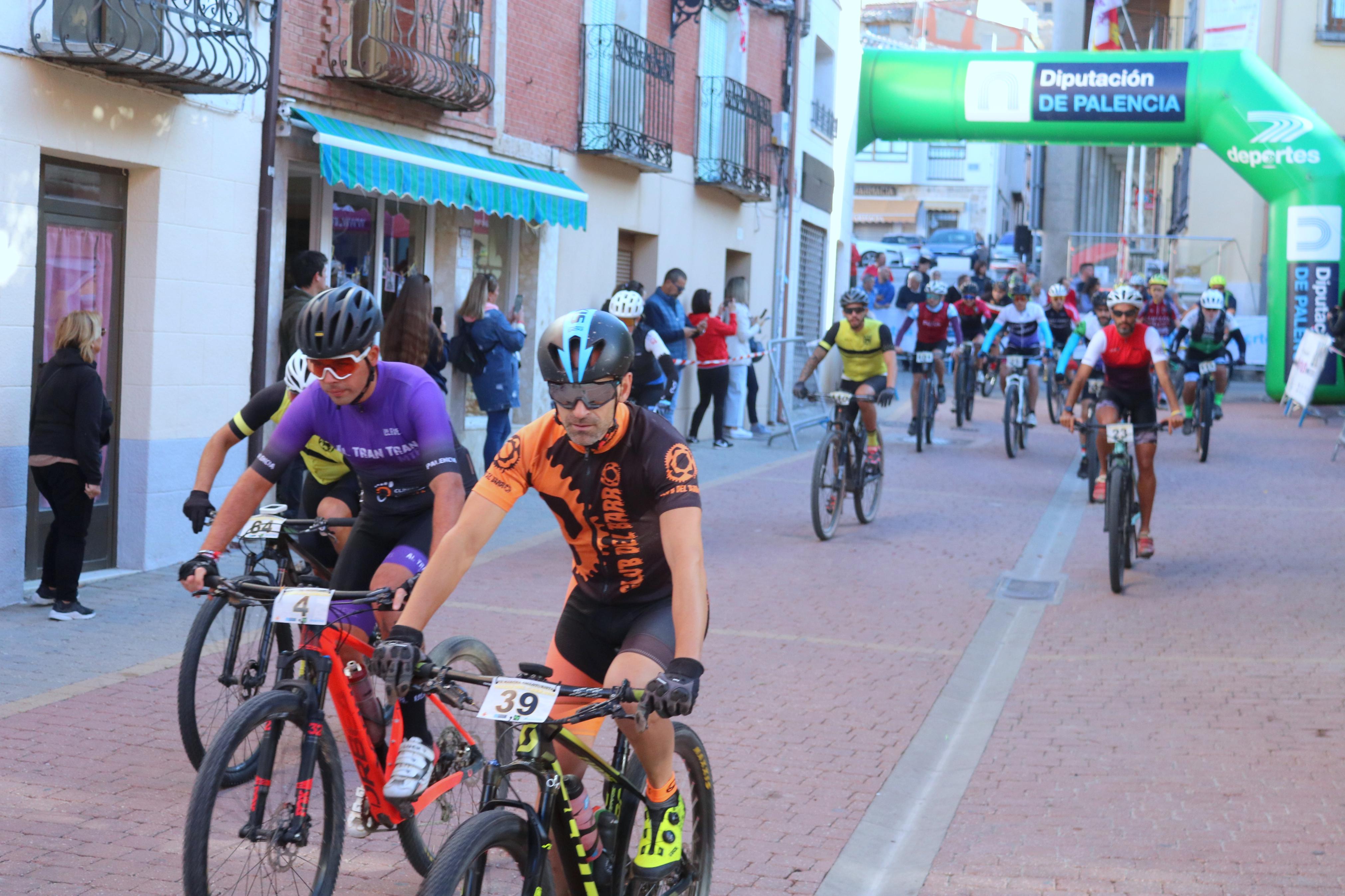 La VII Marcha Cicloturista 'Valles del Cerrato' congregó a más de un centenar de ciclistas