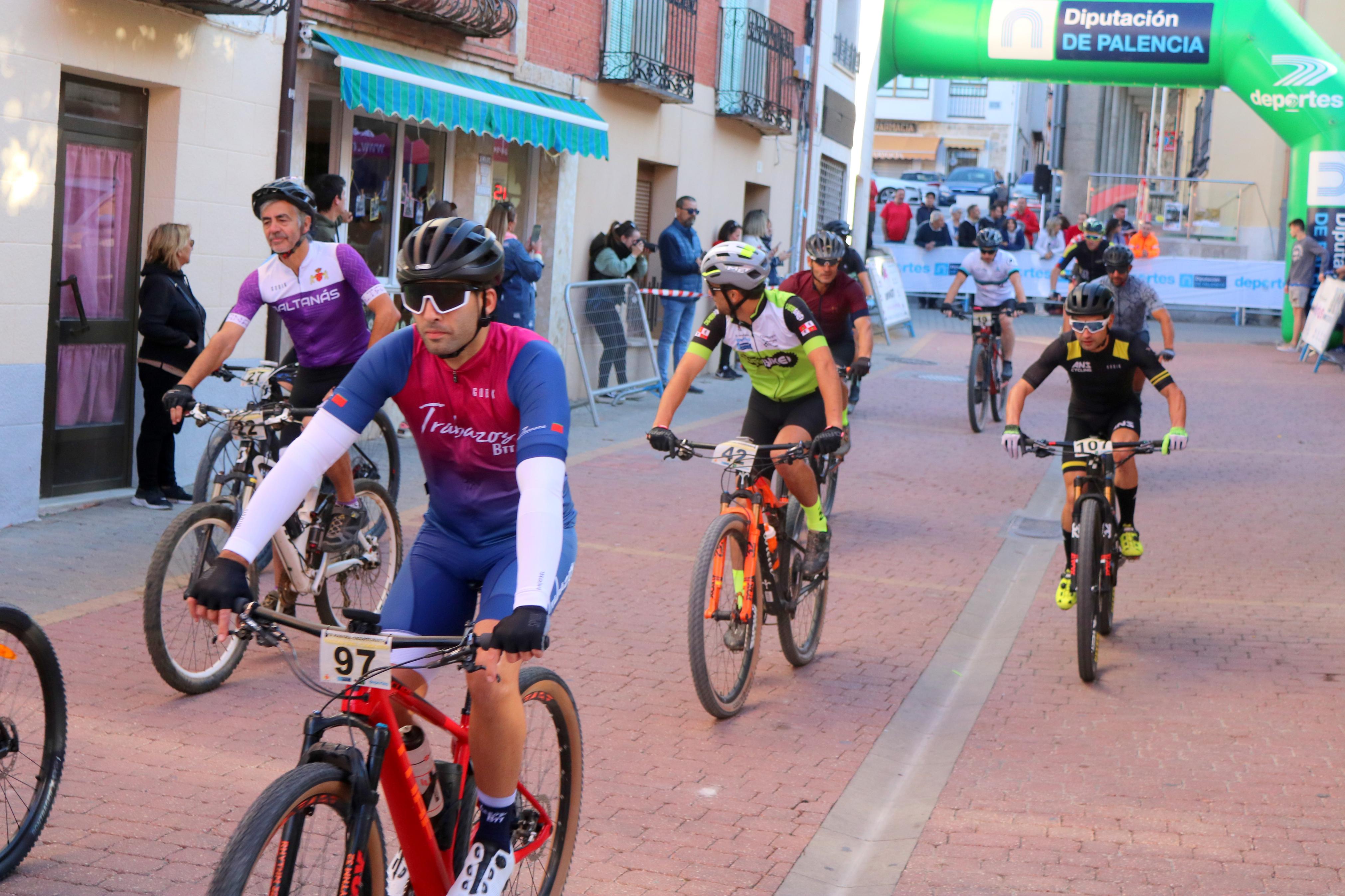 La VII Marcha Cicloturista 'Valles del Cerrato' congregó a más de un centenar de ciclistas