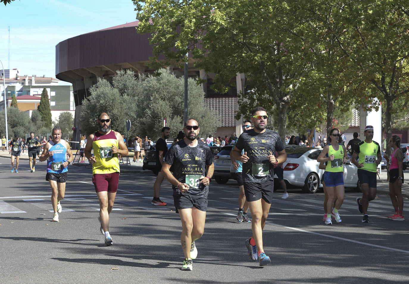 Centenares de corredores disfrutan de un recorrido urbano con dos distancias, 10.000 metros y la legua.