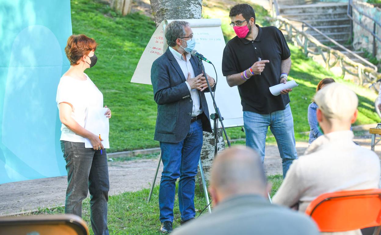 Sánchez, Saravia y Bustos, en la asamblea de 2021.