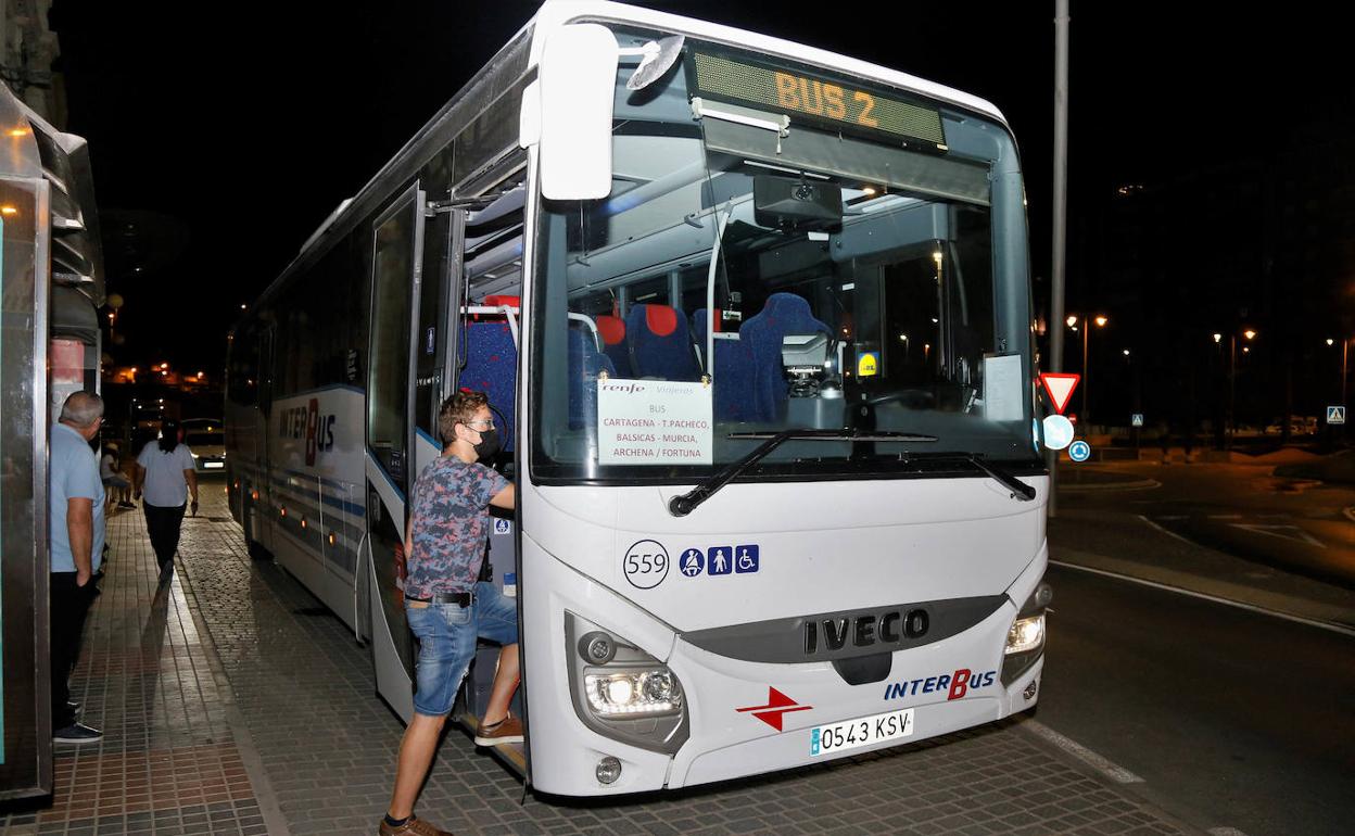 Una pasajera sube a un autobús en Cartagena