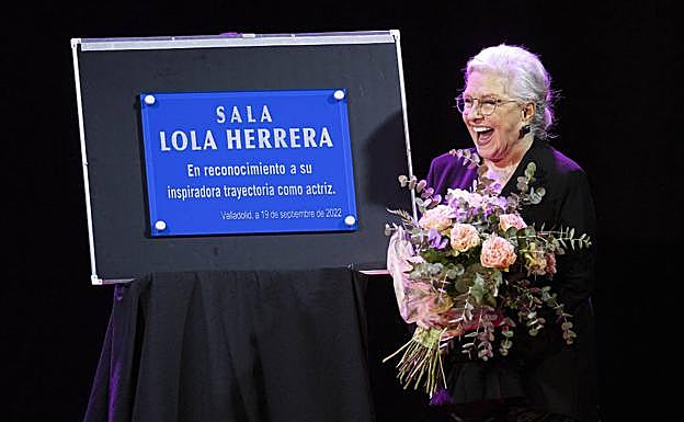 Lola Herrera descubre la placa de la sala cultural del colegio Teresianas que lleva su nombre 