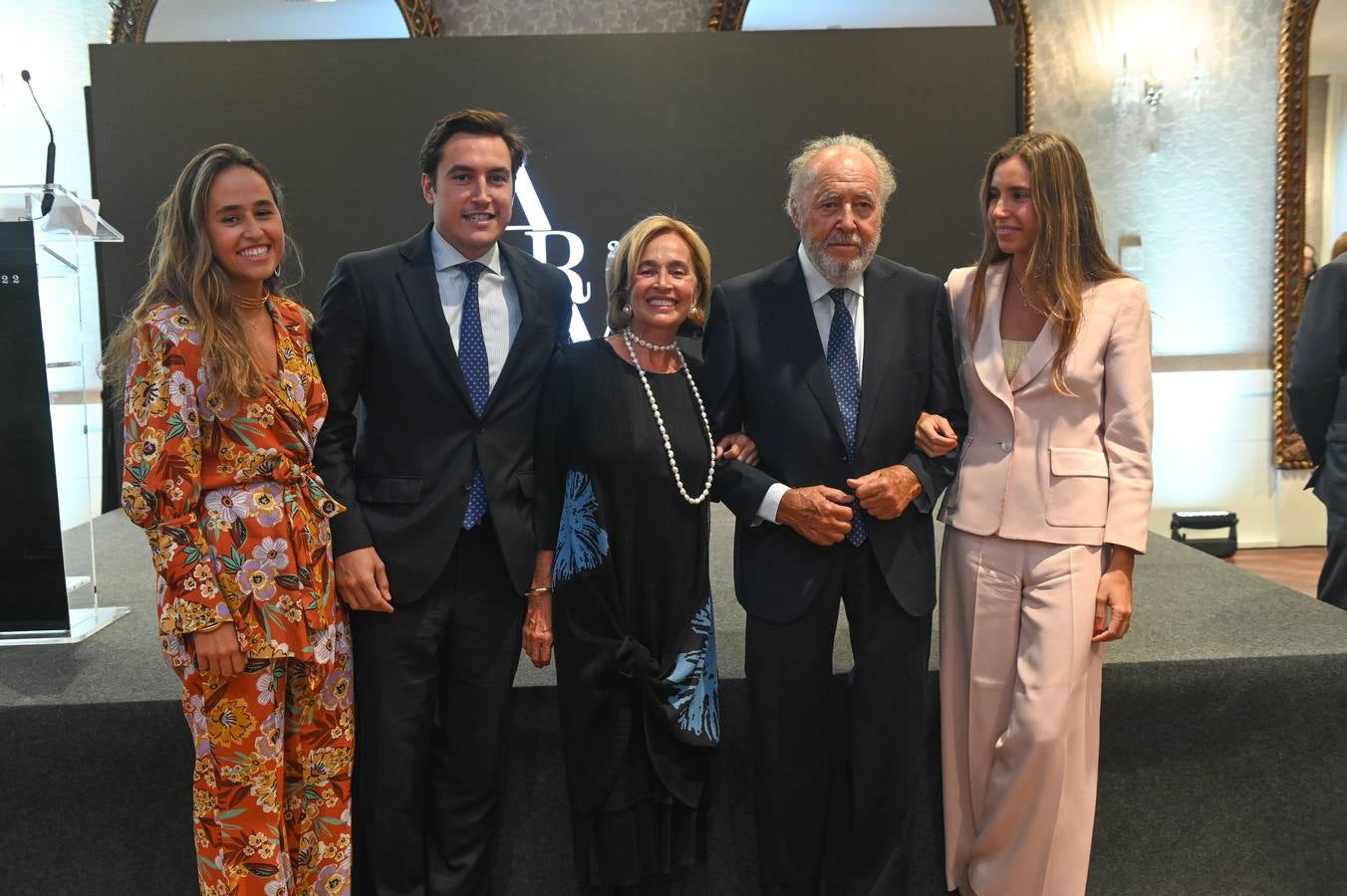 Alejandro Royo-Villanova y su mujer, Leticia Cortés, posan con sus tres hijos, Leticia, Guillermo y Mariana.