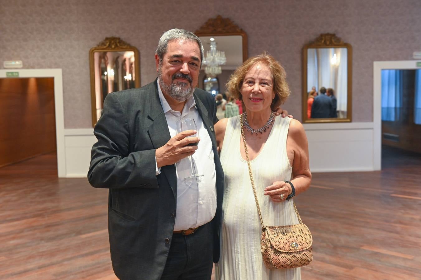 Carlos Aganzo, director de Relaciones Institucionales del periódico, y Teresa Rubio.