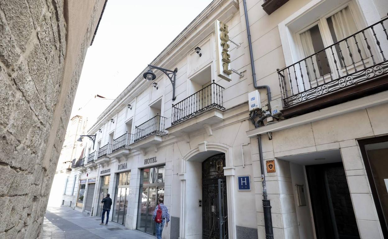 Fachada del Hotel Roma, en la calle Héroes de Alcántara, en la zona del atrio de Santiago. 