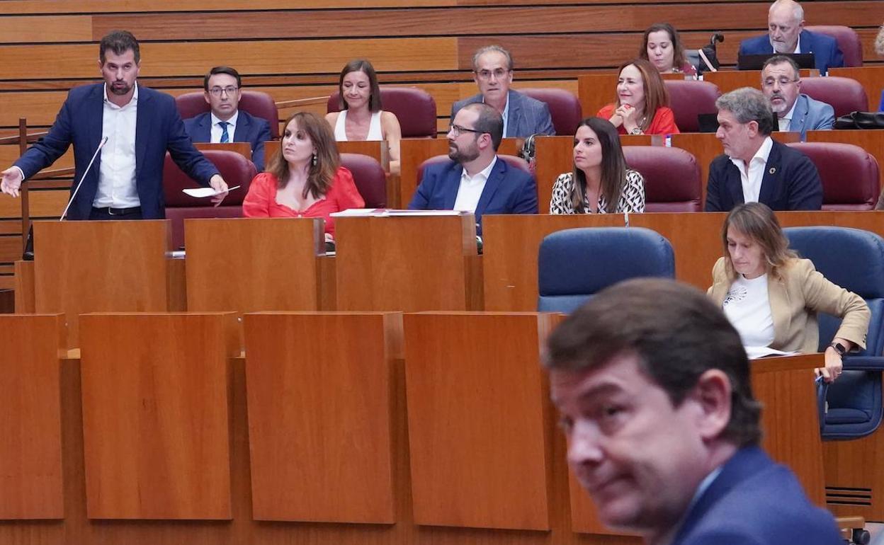 Alfonso Fernández Mañueco escucha la intervención de Luis Tudanca en la sesión de control de pleno de las Cortes de Castilla y León.