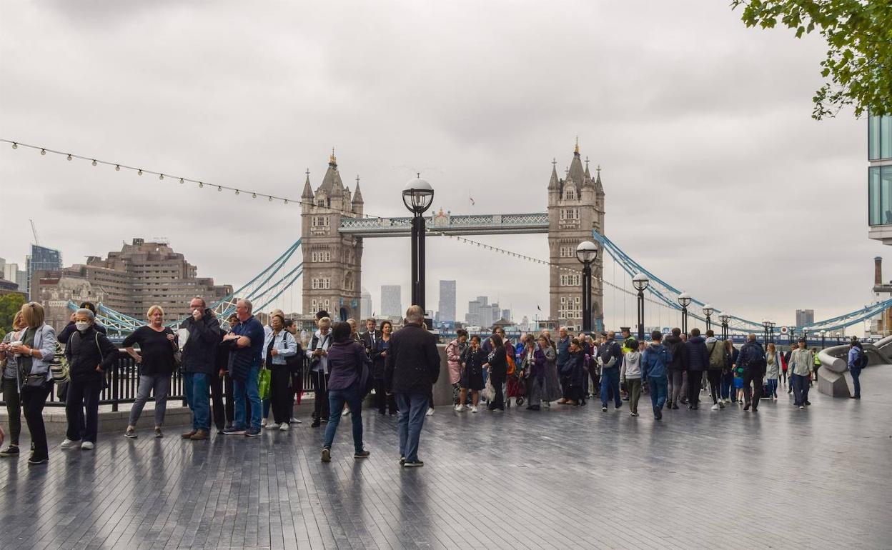 Colas para acceder a la capilla ardiente de Isabel II en Londres.