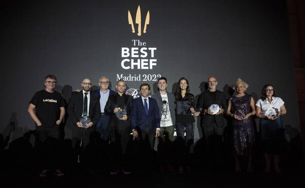 Imagen principal - En la imagen superior, los principales premiados en la gala Best Chef junto al alcalde de Madrid, José Luis Martínez-Almeida (centro). Debajo, el ganador de la noche, Dabiz Muñoz (a la derecha de la imagen) conversa con Andoni Luis Aduriz (izquierda). Por último, Ana Ros antes de comenzar la gala.