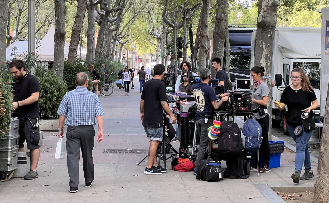 Preparativos para el rodaje de la serie 'Memento Mori' en el paseo de Zorrilla a la altura del edificio Las Mercedes.