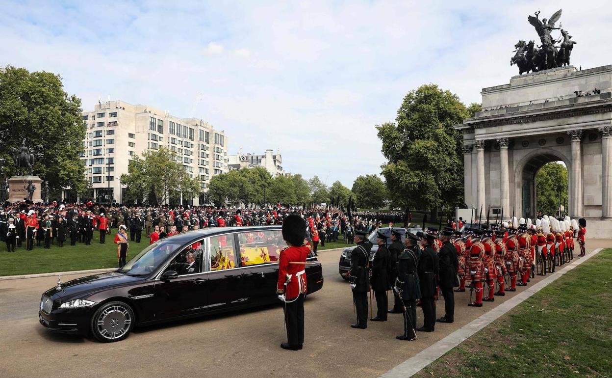 Traslado de los restos de Isabel II para celebrar su funeral.