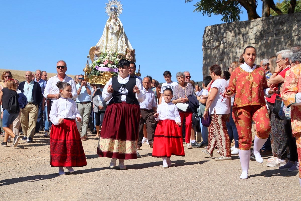 Torquemada se vuelca con la Virgen de Valdesalce en una romería multitudinaria